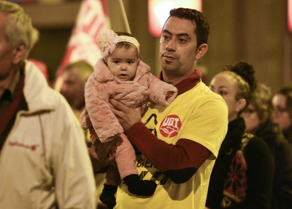 Multitudinaria marcha de "Alcoa no se cierra" en Avilés