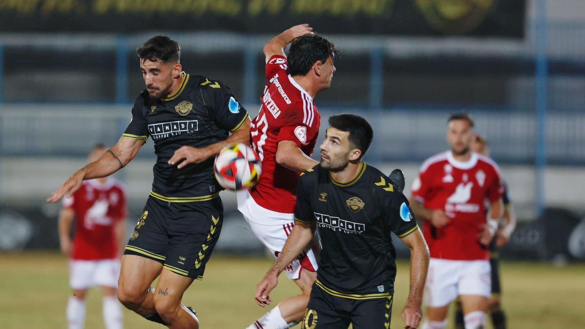 Jugadores del Intercity y del Murcia durante el partido