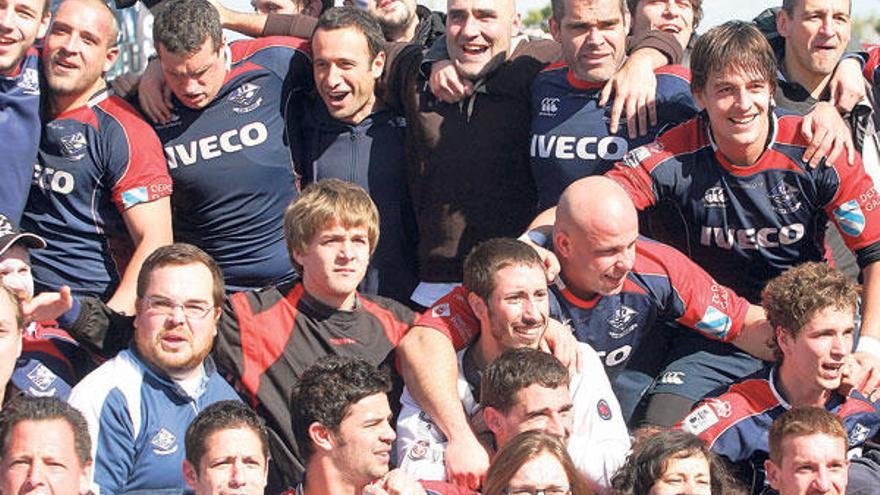 Jugadores, técnicos, familiares y aficionados del Iveco Universidade de Vigo posan con alegría al final del choque. // LOF