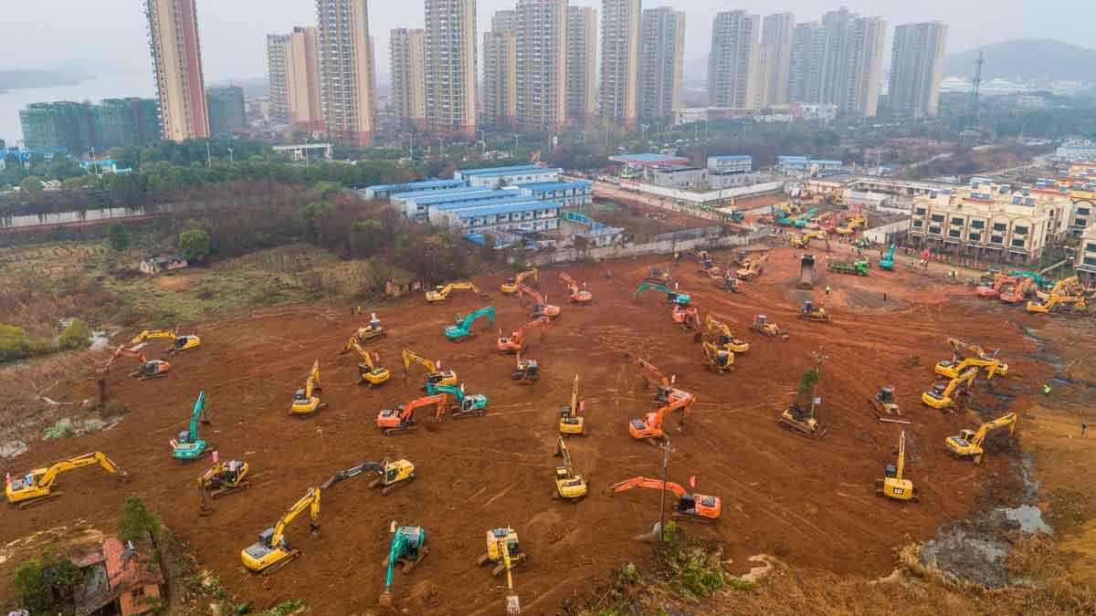  Excavadoras trabajando en la construcción del nuevo hospital en Wuhan, hoy viernes