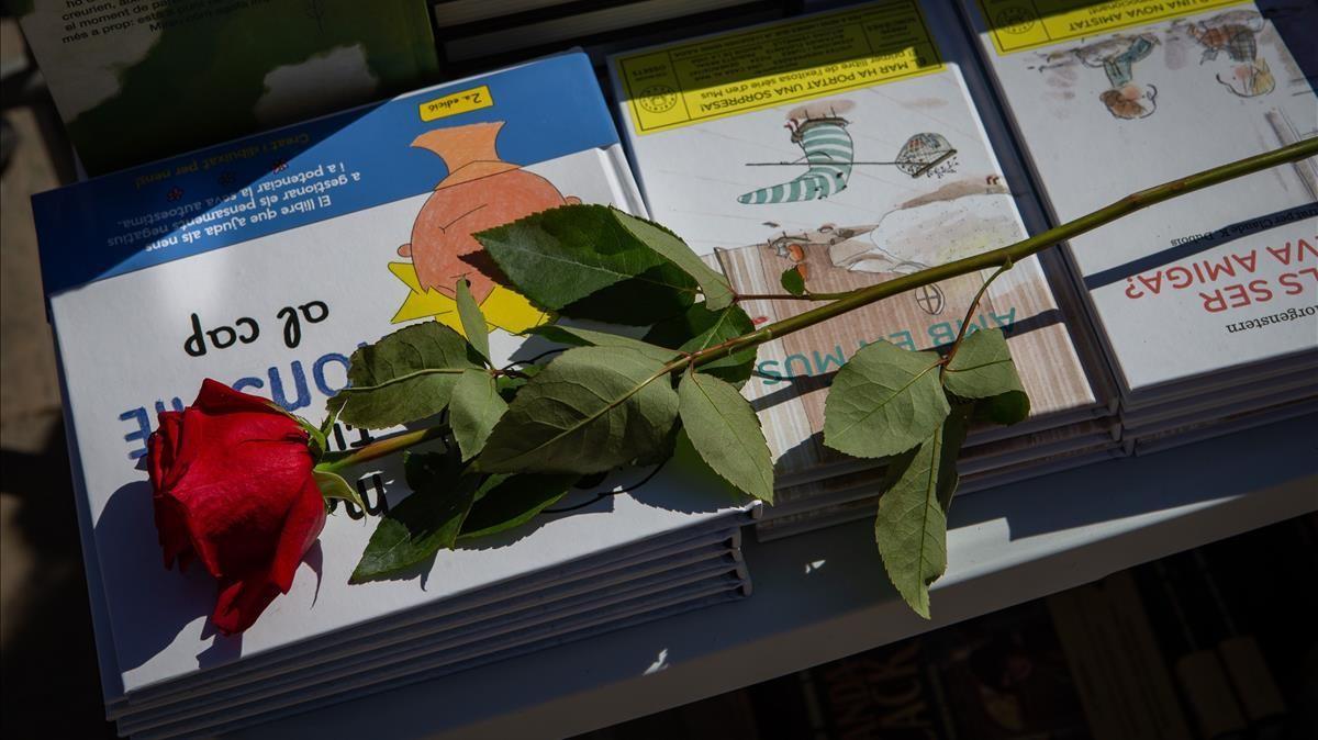 Una rosa sobre los libros de una de las paradas de las Ramblas de Barcelona.