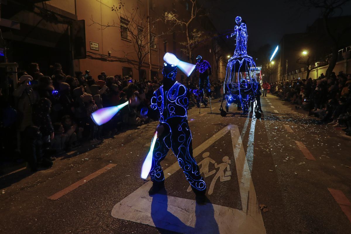  Un momento de la cabalgata de los Reyes Magos que recorre este jueves las calles de la capital aragonesa. 