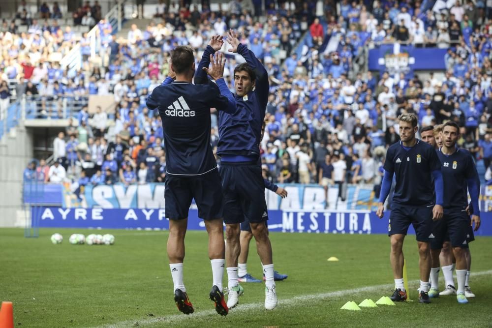 2.500 aficionados del Oviedo apoyan al equipo antes del derbi