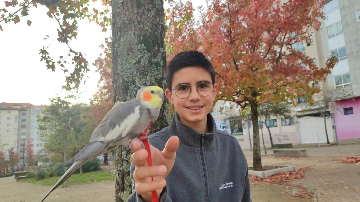 Jon, feliz, con la aparición de Castaña, una de las dos ninfas que se escaparon el lunes de su casa, en Vigo.