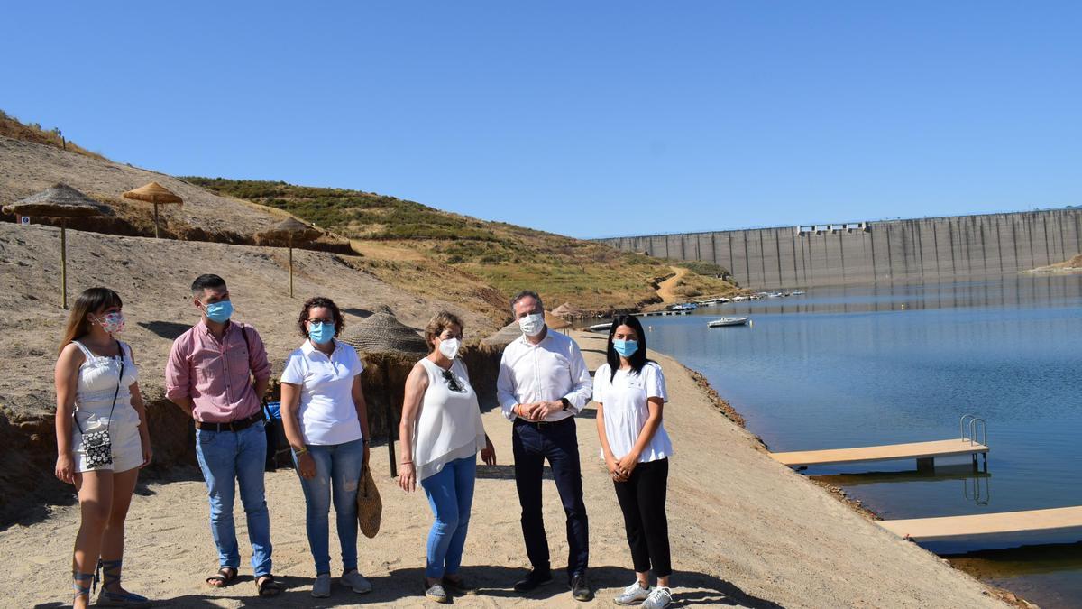 Las autoridades, durante la visita a la playa de interior de La Breña.