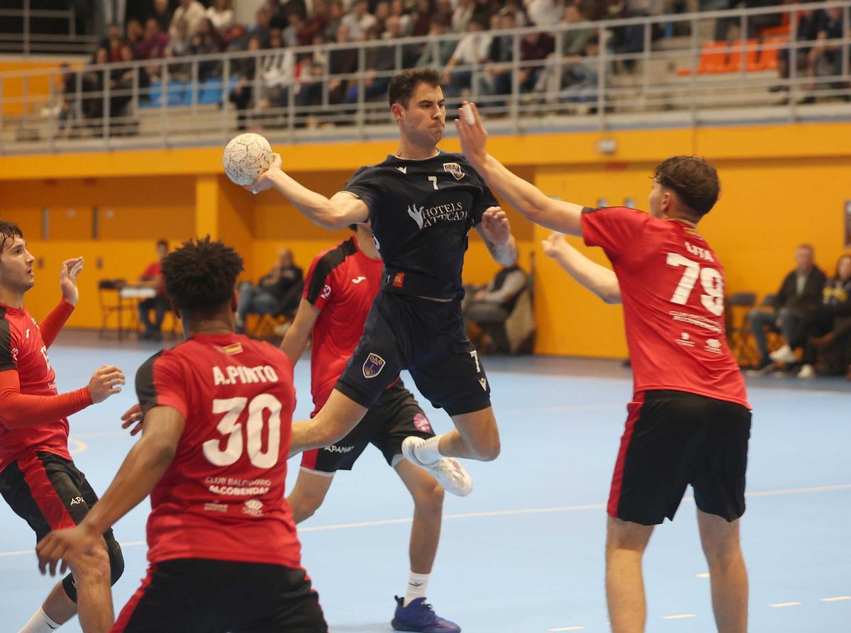 Álex Chan lanza a portería en el partido contra el Alcobendas, esta temporada, en San Francisco Javier.