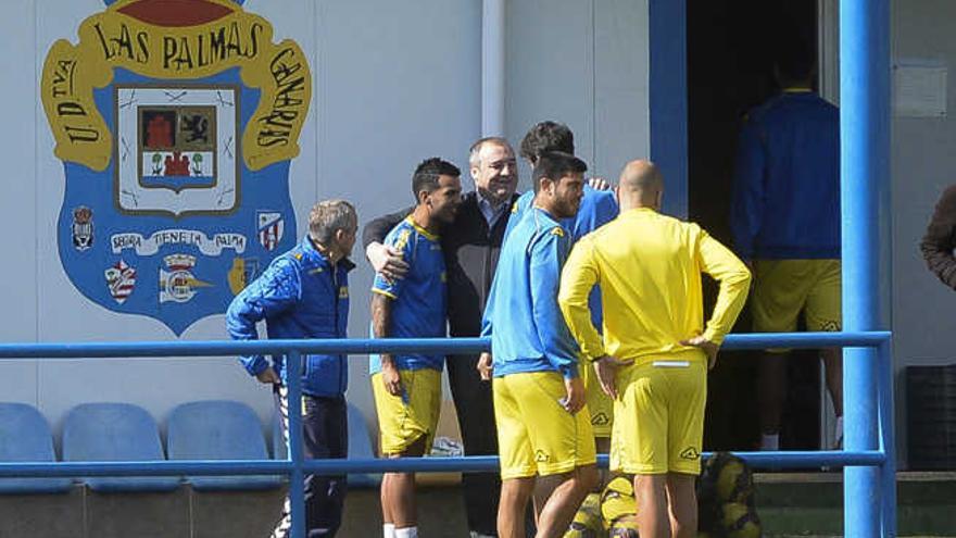 El abrazo de &#039;papá&#039; Ramírez a Valerón y Jonathan Viera