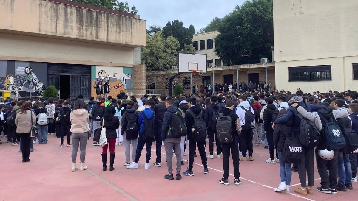 Los alumnos concentrados esta mañana en el patio en recuerdo de su compañera.