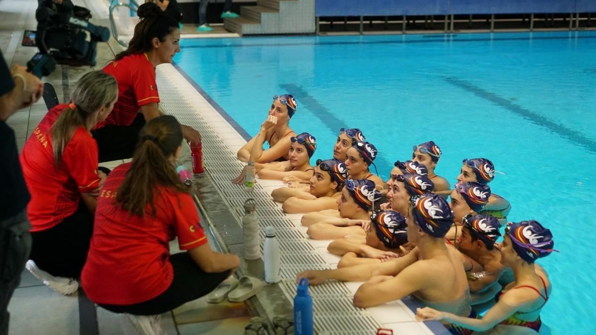 El cuerpo técnico conversa con los nadadores