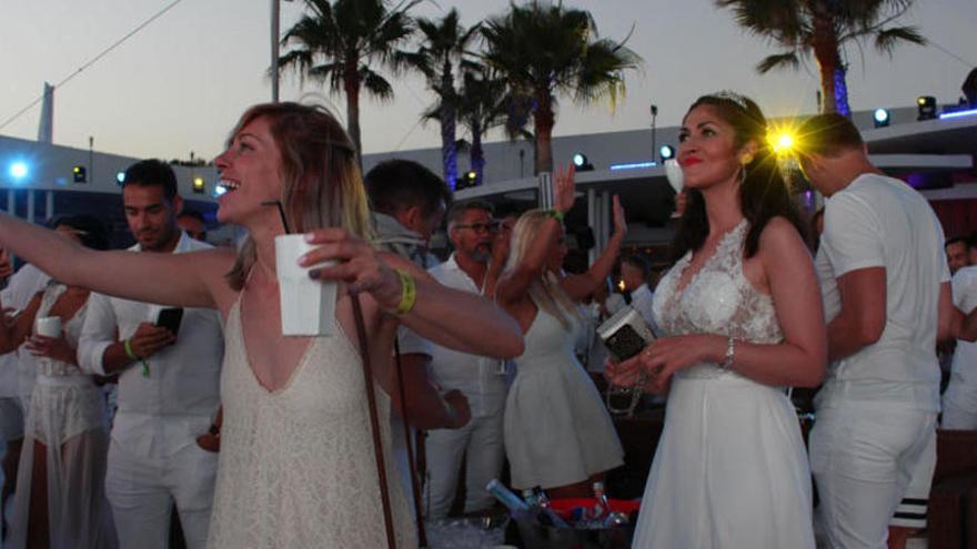 Invitados en una fiesta de un club de playa de Marbella.