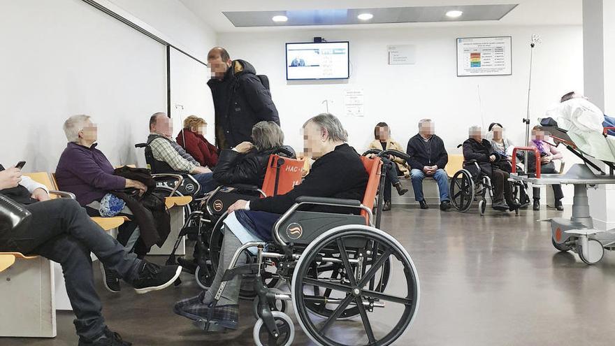 Pacientes esperando ayer a ser atendidos en las urgencias del Hospital Álvaro Cunqueiro. // FdV