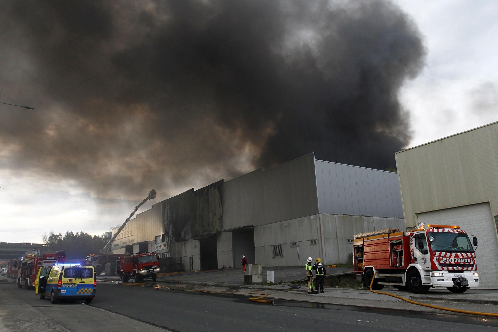 Un incendio destruye una nave de reciclaje en Cabanas