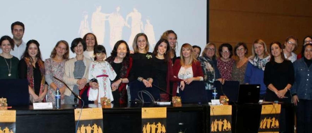 Las integrantes del grupo &quot;Demeter&quot; de la Universidad de Oviedo con los organizadores y participantes en un congreso sobre el parto.