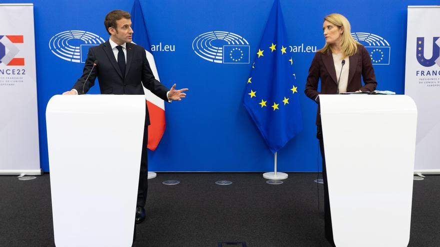 El president francès, Emmanuel Macron, i la presidenta de l&#039;eurocambra, Roberta Metsola