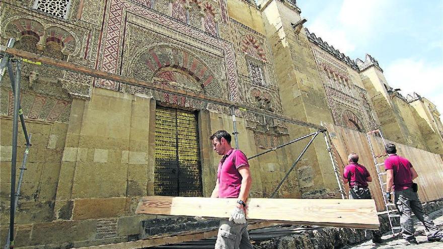 Las termitas y el paso de los años obligan a sustituir vigas de la Mezquita-Catedral