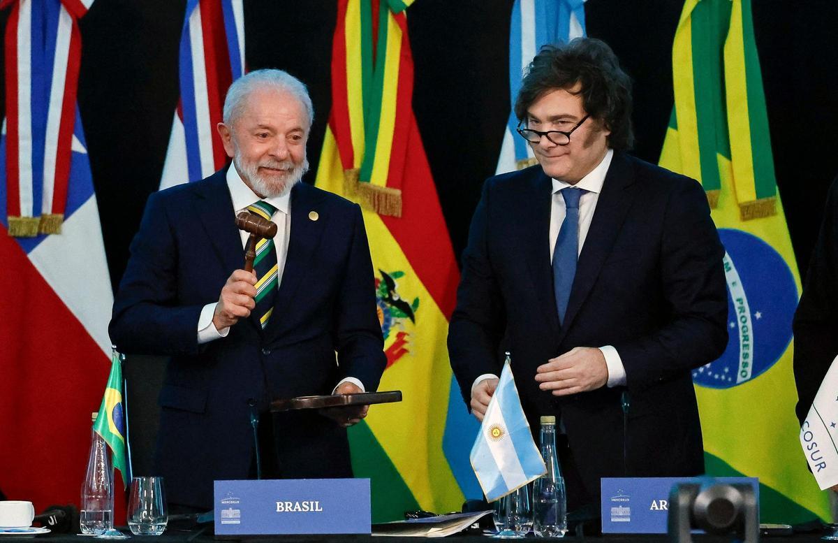 El presidente brasileño, Luiz Inácio Lula da Silva (izq.), y el presidente argentino, Javier Milei, en el marco de la 66.ª Cumbre de Líderes del Mercosur y Estados Asociados.