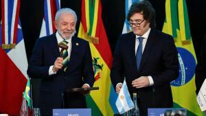 El presidente brasileño, Luiz Inácio Lula da Silva (izq.), y el presidente argentino, Javier Milei, en el marco de la 66.ª Cumbre de Líderes del Mercosur y Estados Asociados.