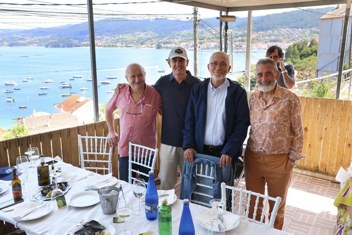 Manuel Bouzón, Alessandro Lecquio, Javier Sardá y Carlos Mouriño con la costa de Beluso al fondo.