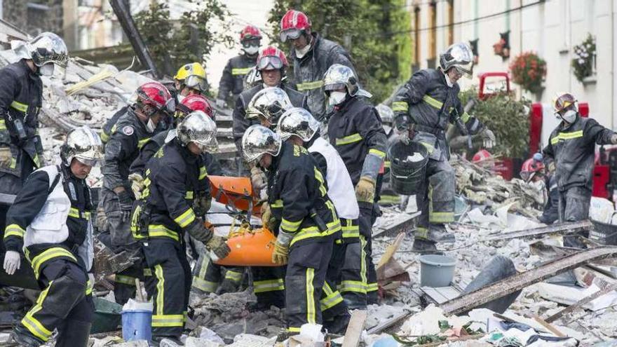 Los bomberos trabajan en los restos del edificio caído en Rosny-Sous-Bois, cerca de París, ayer. efe