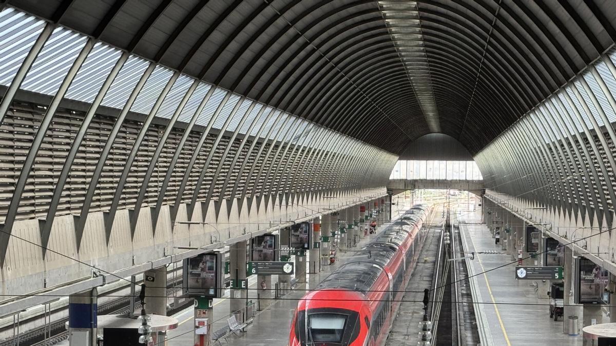 Vista de la estación de Santa Justa en Sevilla, cuya ampliación reclama el alcalde, José Luis Sanz, al ministro Óscar Puente
