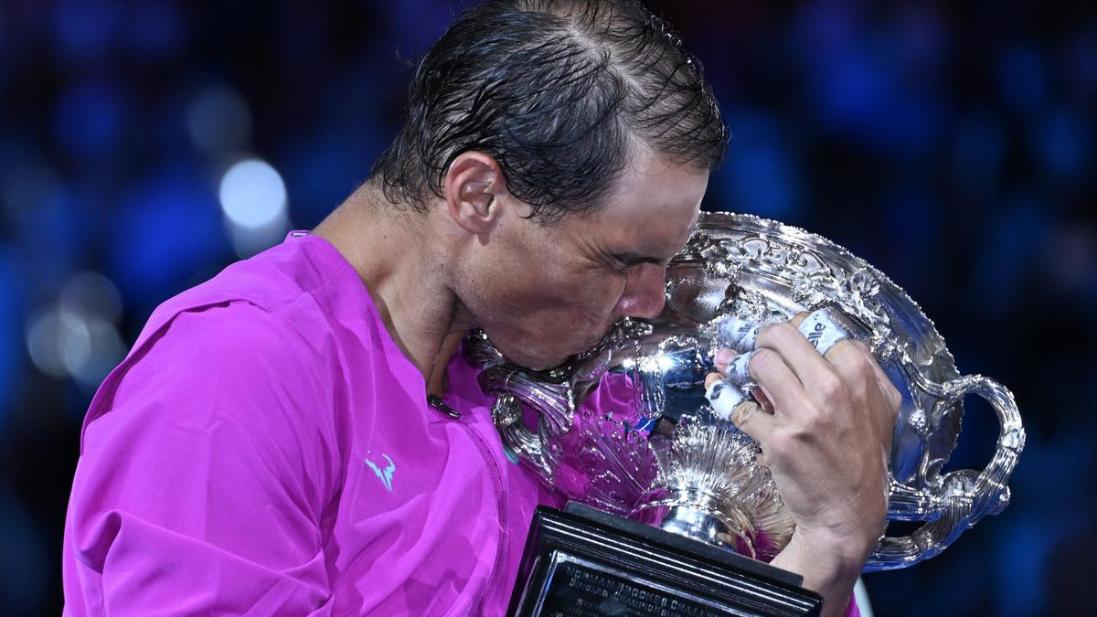 Rafa Nadal besa el trofeo de campeón del Abierto de Australia 2022