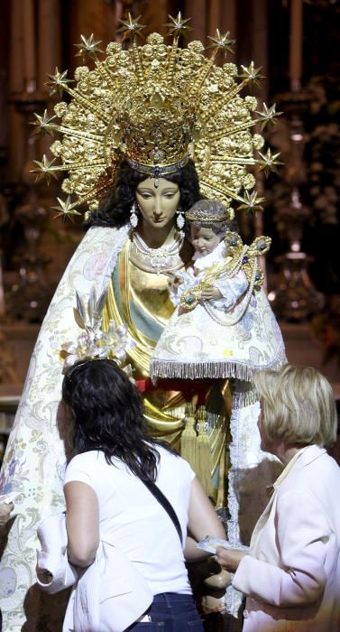 Retrospectiva de los primeros Besamanos a la Virgen de los Desamparados