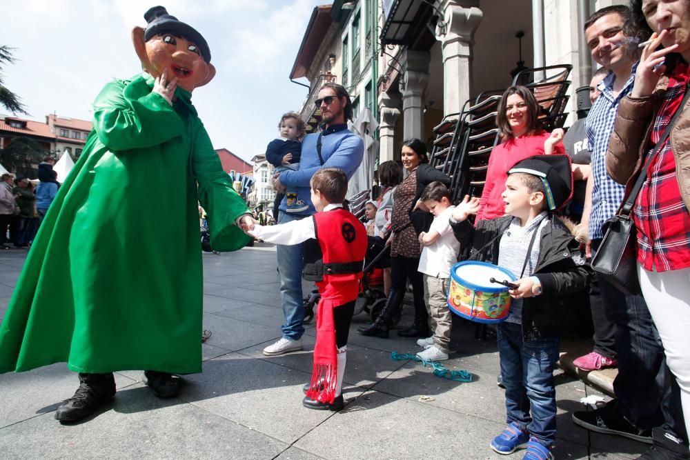 Pregón y desfile de carrozas en las fiestas del Bollo en Avilés