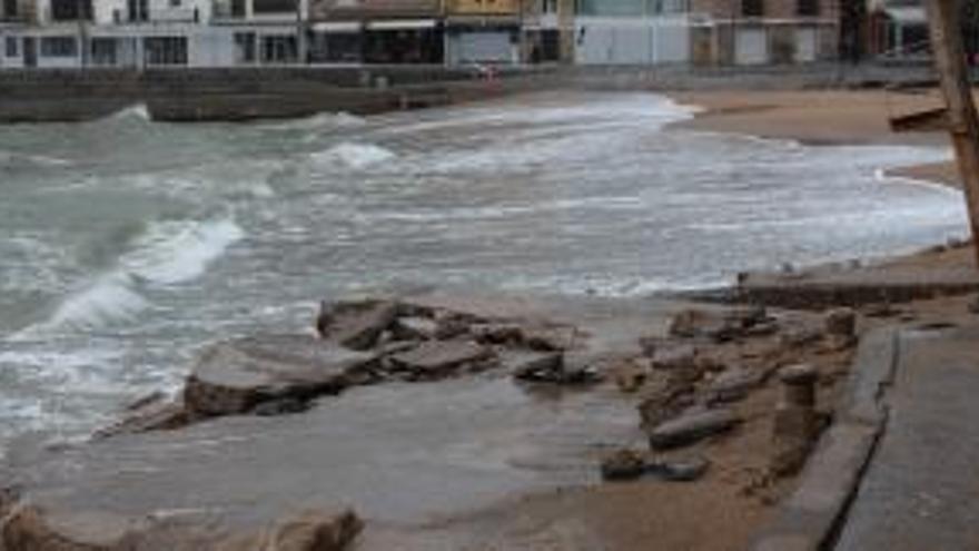 El temporal causa danys a la platja