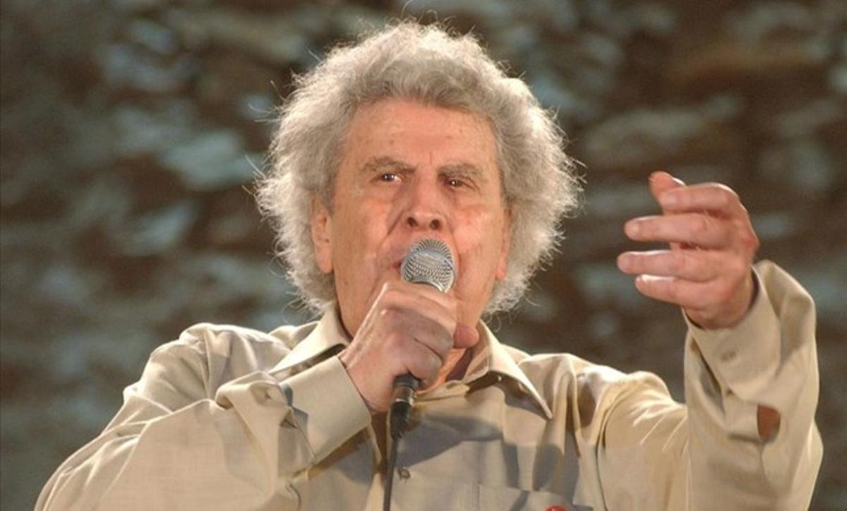 Mikis Theodorakis, durant un concert el 2003. Mikis Theodorakis, durant un concert el 2003.