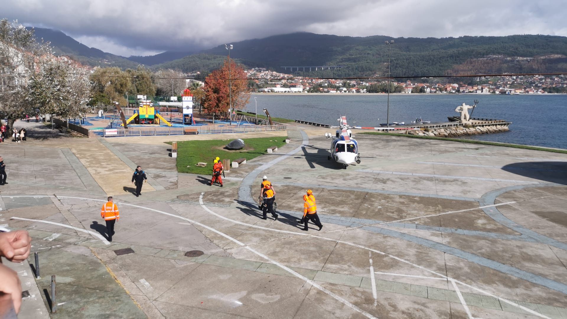 Escenas del simulacro de rescate frente a Moaña.