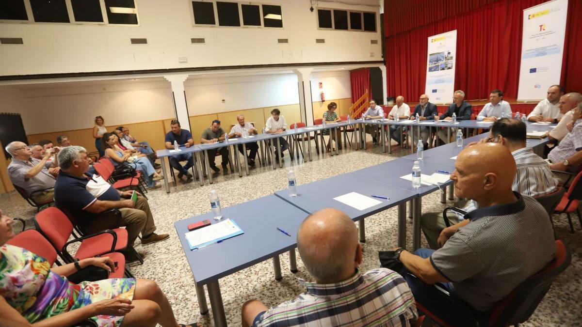 Reunión de regantes, el presidente del Seiasa y cargos del Consell en San Miguel Salinas. | TONY SEVILLA