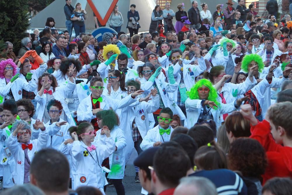 Las comparsas participantes en el desfile.