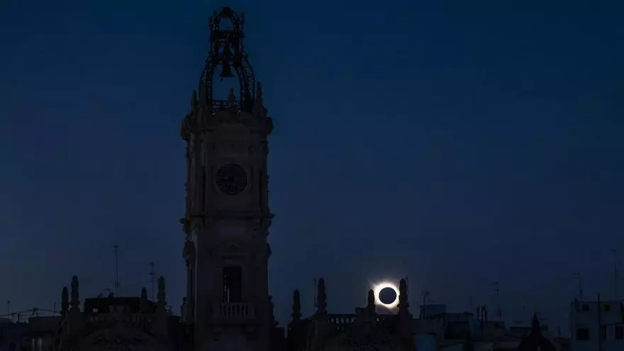 El eclipse con el edificio del Ayuntamiento en primer plano a vista de dron