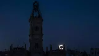 El eclipse total dibuja la postal del siglo sobre el cielo valenciano