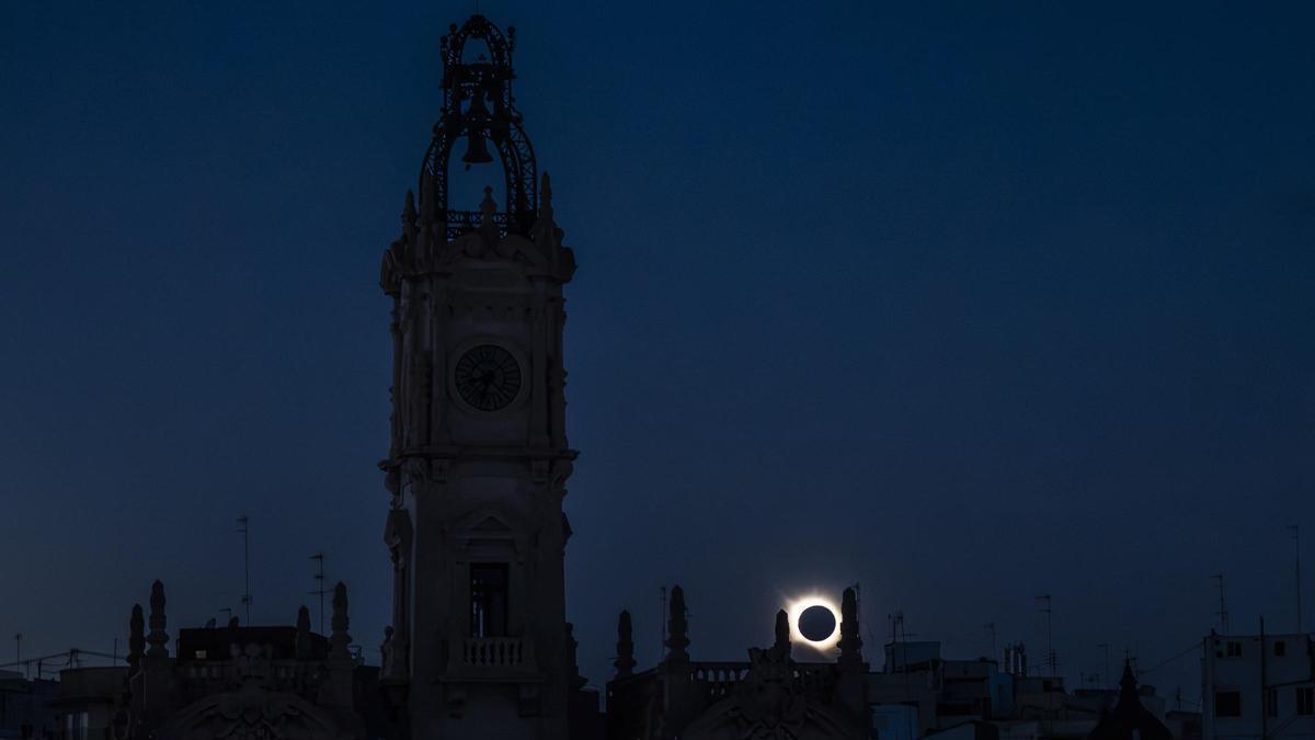 El eclipse con el edificio del Ayuntamiento en primer plano a vista de dron