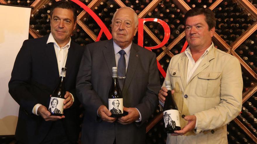 Juan Antonio Lara, con su padre e Ignacio de Miguel en la presentación de los vinos.