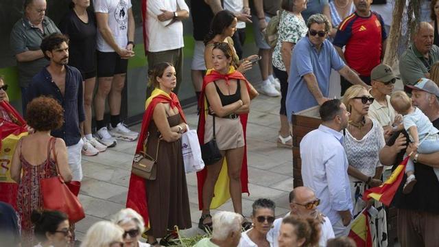 Un momento de pausa en la manifestación | VICENT MARÍ