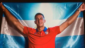 Juan Musso, nuevo portero del Atlético de Madrid, posa con la bandera argentina.