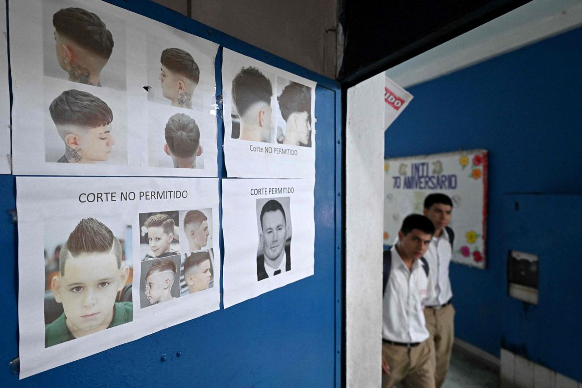 Carteles con los peinados permitidos y los prohibidos en una escuela de El Salvador.