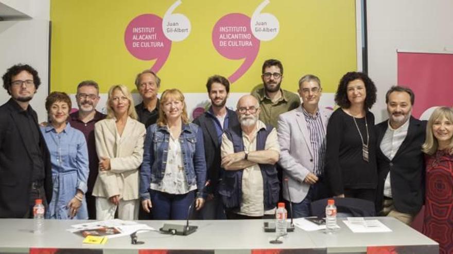 Autores y directores teatrales, responsables políticos y organizadores de la Muestra de Teatro con el director, Guilermo Heras, en el centro de la imagen.