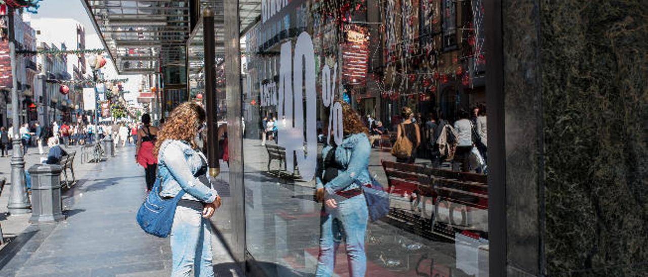 El escaparate de un comercio de Triana anunciando descuentos por el Black Friday.