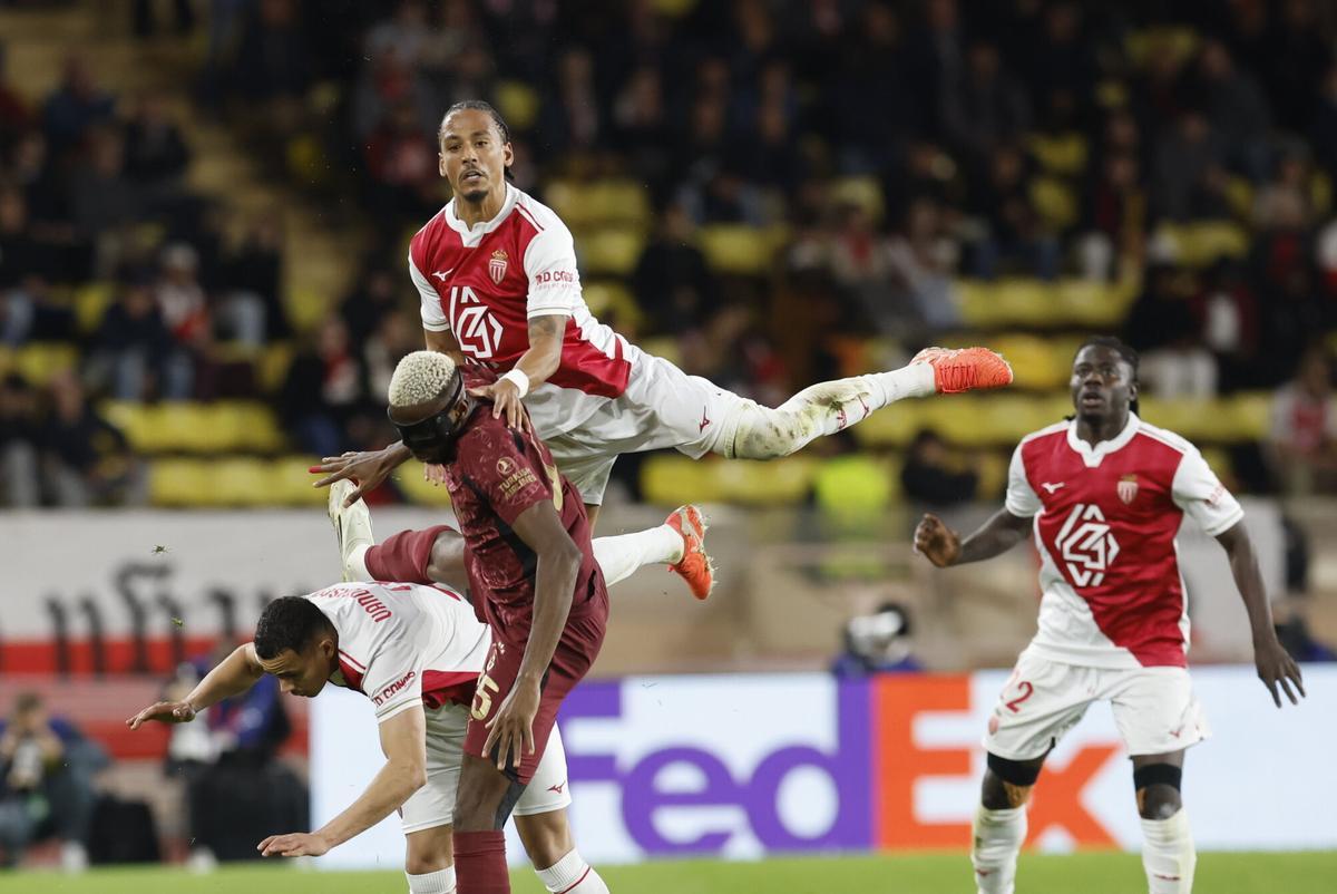 MONACO (Monaco), 09/12/2025.- Vanderson (L) and Thilo Kehrer (R) of AS Monaco in action against Victor Osimhen (C) of Galatasaray SK during the UEFA Champions League match between AS Monaco and Galatasaray SK, in Monaco, 09 December 2025. (Liga de Campeones) EFE/EPA/SEBASTIEN NOGIER. monaco . galatasaray. liga campeones 2025/2025 monaco . galatasaray. 06. accion. estadio luis II