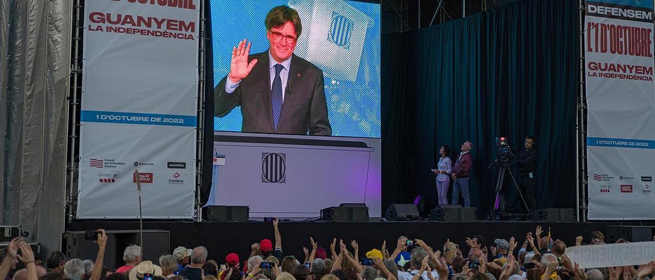 Carles Puigdemont comparece en pantalla durante la manifestación para conmemorar el quinto aniversario del 1-O