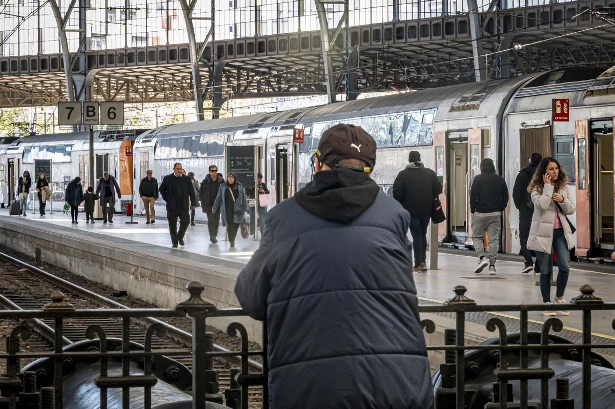 Un hombre contempla la llegada y salida de trenes en la estación de França, quizás el mejor lugar de Barcelona en el que vivir de primera mano (sin pagar) la vida ferroviaria