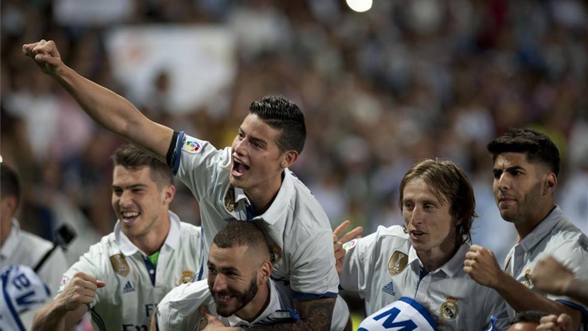 Los jugadores del Real Madrid festejaron en el césped de La Rosaleda