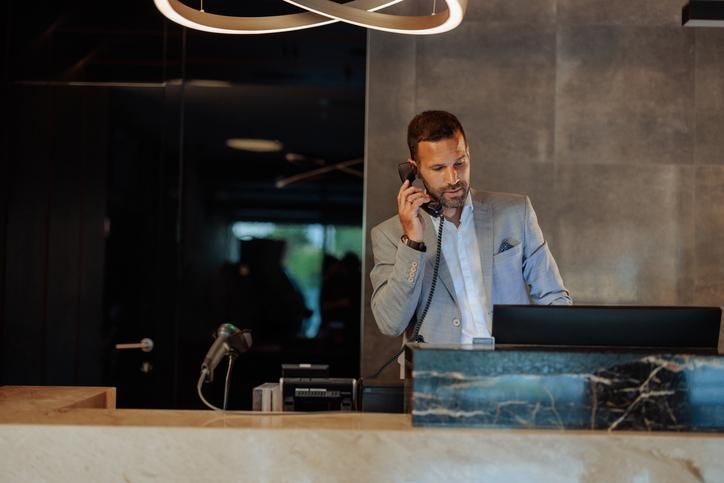 A la recepción de un hotel llegan peticiones de lo más extravagantes.