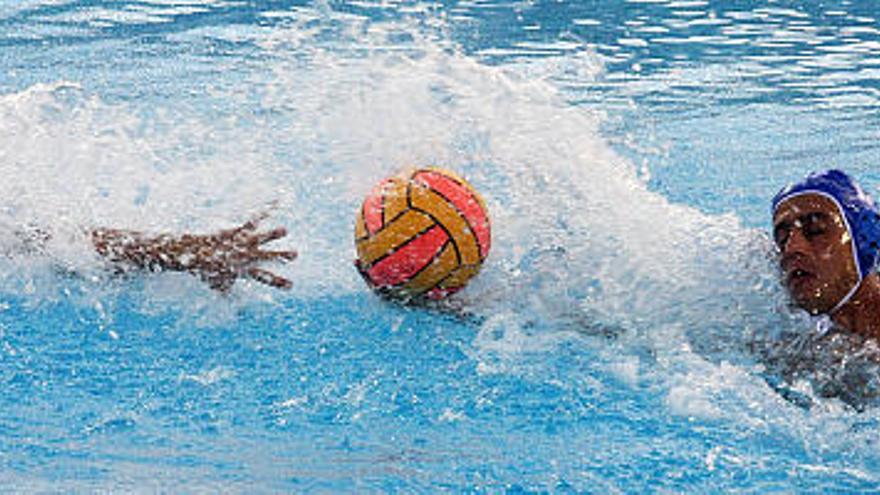 Un jugador de la selección española lucha por un balón.