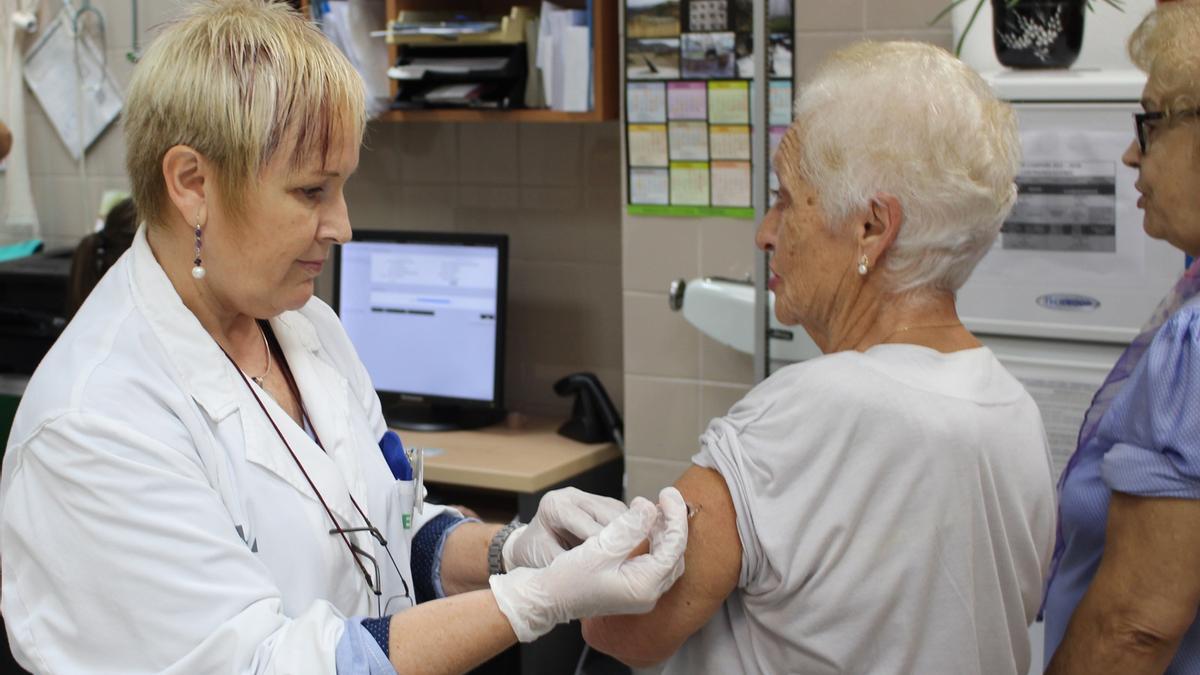 Una mujer se vacuna de la gripe en Valencia.