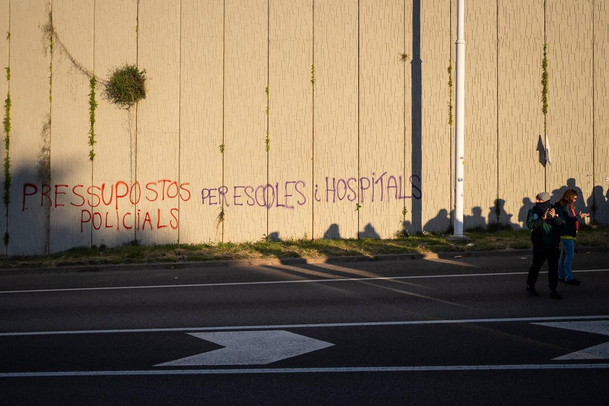 La protesta de profesores corta la B-20 a la altura de Finestrelles