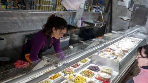 «Pena» i «alegria» en els últims dies del vell Mercat de Montserrat de Barcelona: «Ja tenim pessigolleig a la panxa»